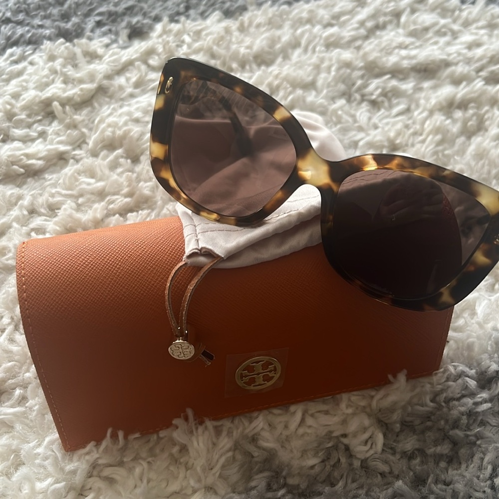 Tory burch brown tortoise shell sunglasses